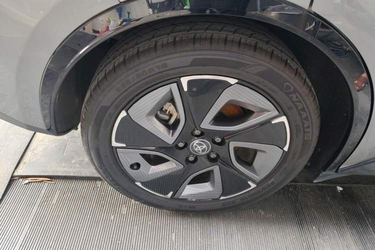 Used Toyota bZ3 2023 616 km Long-Range PRO Right Rear Wheel Hub