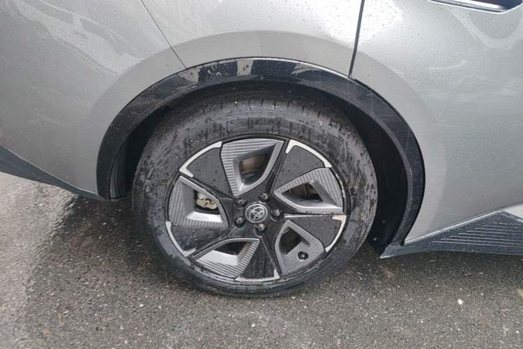 Used Toyota bZ3 2023 616 km Long-Range PRO Right Rear Wheel Hub