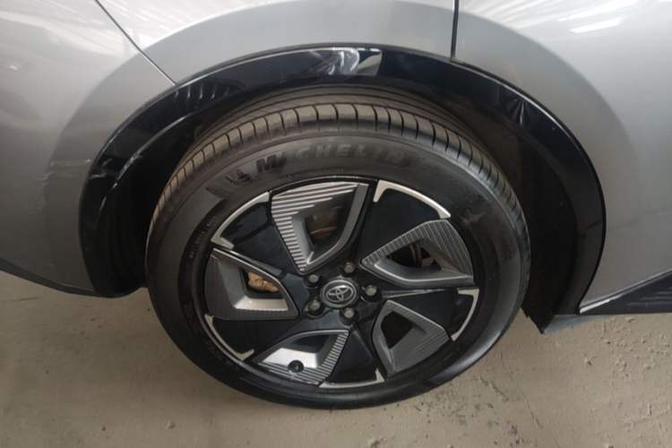 Used Toyota bZ3 2023 616 km Long-Range PRO Right Rear Wheel Hub