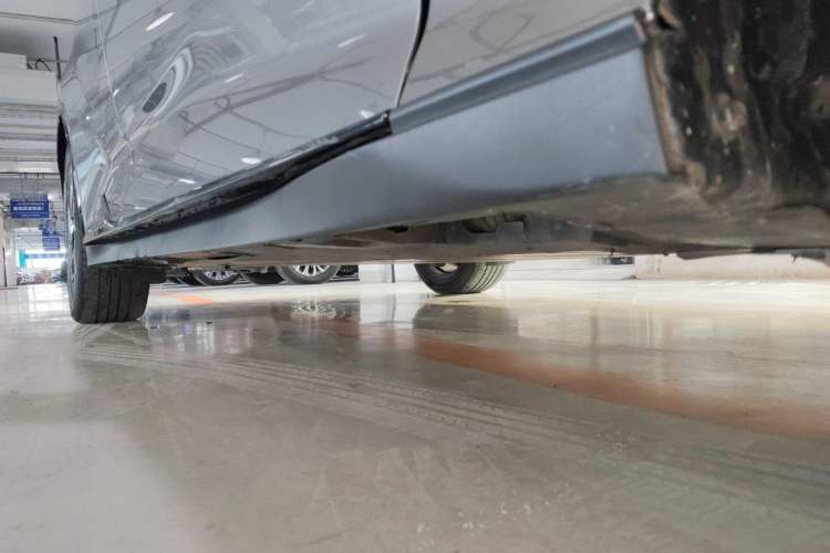 Used Toyota bZ3 2023 616 km Long-Range PRO Right Side Sill