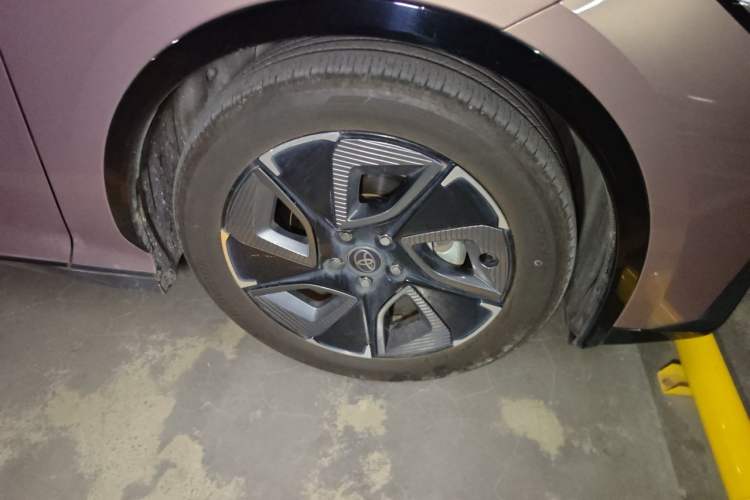 Used Toyota bZ3 2023 616 km Long-Range Premium Right Front Wheel Hub