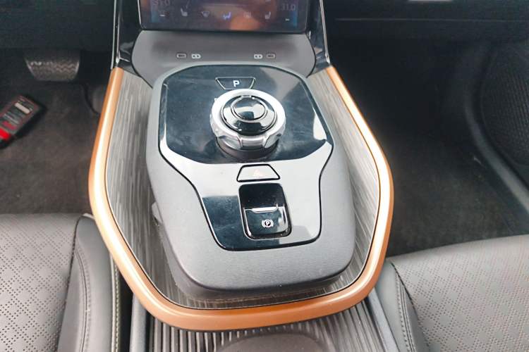 Used Toyota bZ3 2023 616 km Long-Range Premium Gear Lever