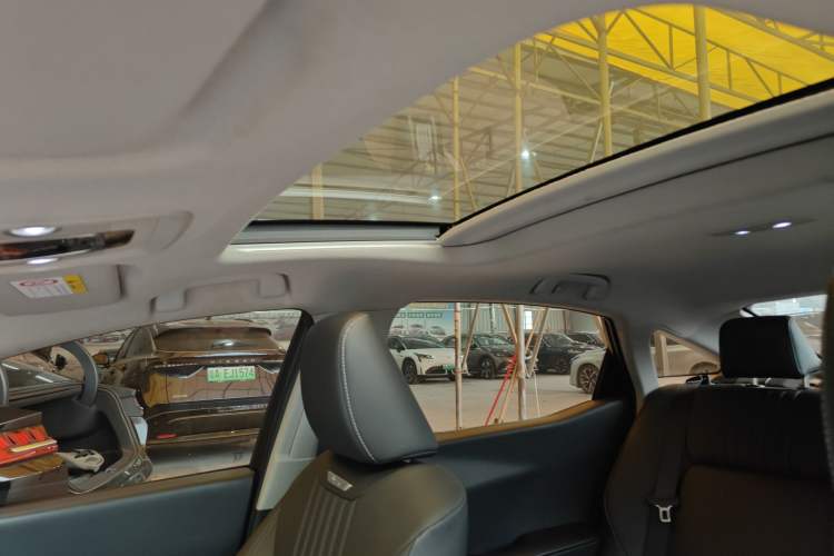 Used Toyota bZ3 2023 616 km Long-Range Premium Headliner