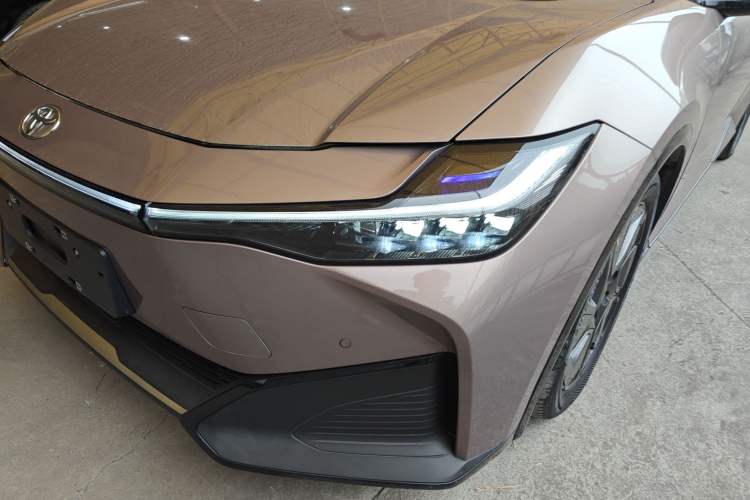 Used Toyota bZ3 2023 616 km Long-Range Premium Left Front Headlight