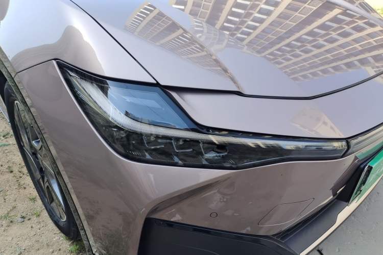 Used Toyota bZ3 2023 616 km Long-Range Premium Right Front Headlight