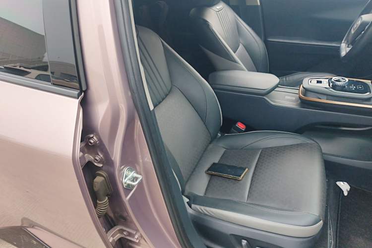 Used Toyota bZ3 2023 616 km Long-Range Premium Right Front Seat