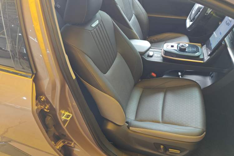 Used Toyota bZ3 2023 616 km Long-Range Premium Right Front Seat