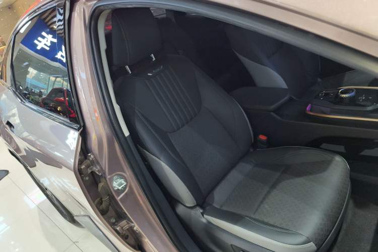 Used Toyota bZ3 2023 616 km Long-Range Premium Right Front Seat