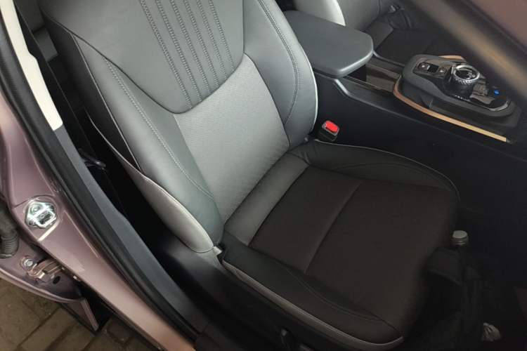 Used Toyota bZ3 2023 616 km Long-Range Premium Right Front Seat