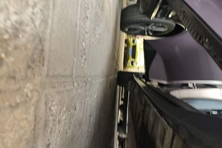 Used Toyota bZ3 2023 616 km Long-Range Premium Right Side Sill