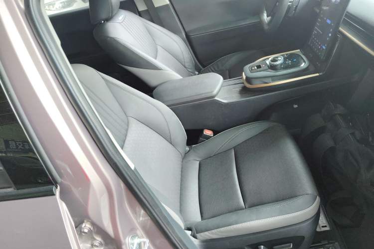 Used Toyota bZ3 2023 616 km Long-Range Premium Right Front Seat