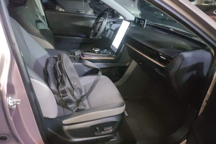 Used Toyota bZ3 2023 616 km Long-Range Premium Right Front Seat