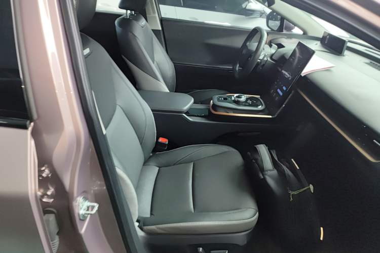Used Toyota bZ3 2023 616 km Long-Range Premium Right Front Seat