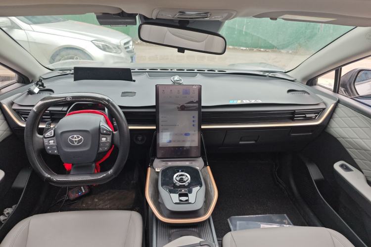 Used Toyota bZ3 2023 517 km Elite PRO Center Console