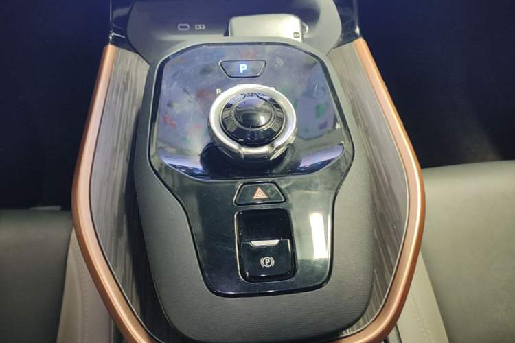 Used Toyota bZ3 2023 616 km Long-Range PRO Gear Lever