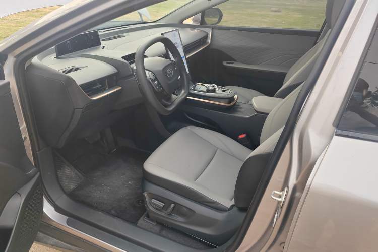 Used Toyota bZ3 2023 517 km Elite PRO Left Front Seat