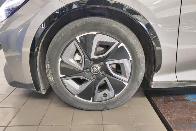 Used Toyota bZ3 2023 616 km Long-Range PRO Left Front Wheel Hub