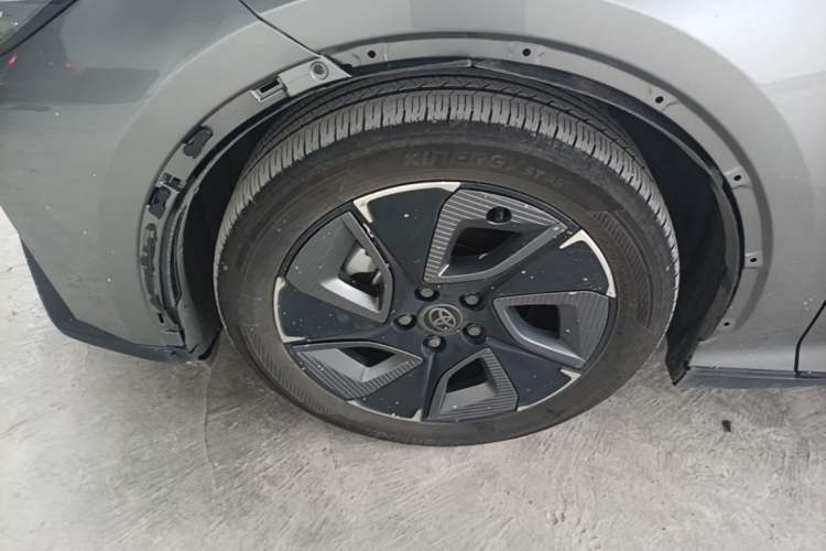 Used Toyota bZ3 2023 616 km Long-Range PRO Left Front Wheel Hub