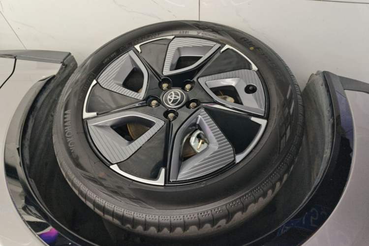 Used Toyota bZ3 2023 517 km Elite PRO Left Front Wheel Hub