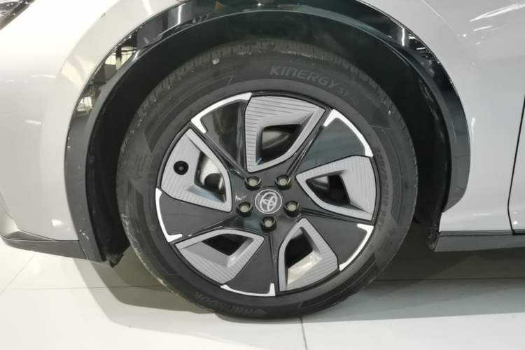 Used Toyota bZ3 2023 517 km Elite PRO Left Front Wheel Hub