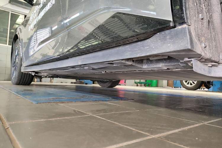 Used Toyota bZ3 2023 616 km Long-Range PRO Left Side Sill