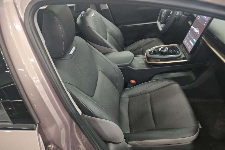 Used Toyota bZ3 2023 616 km Long-Range Premium Right Front Seat