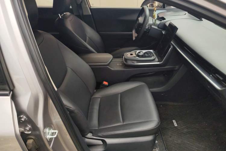 Used Toyota bZ3 2023 517 km Elite PRO Right Front Seat