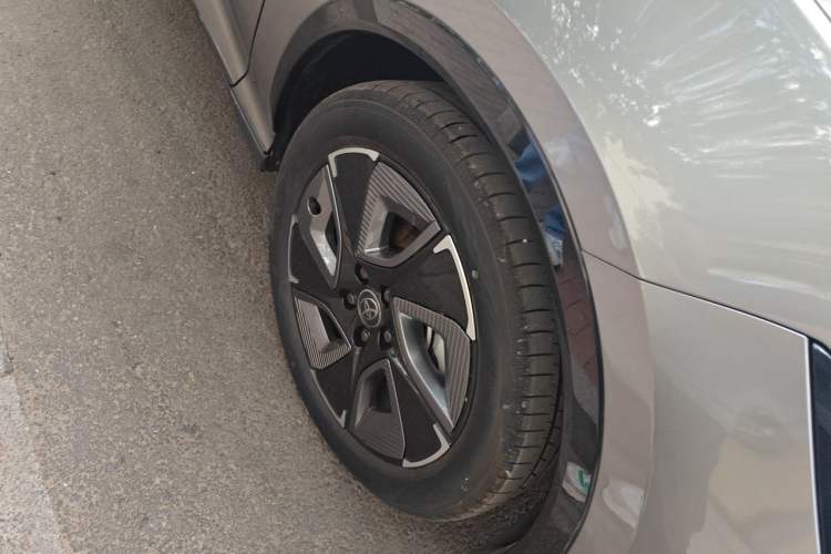 Used Toyota bZ3 2023 616 km Long-Range PRO Right Front Wheel Hub