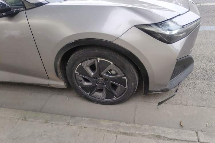 Used Toyota bZ3 2023 517 km Elite PRO Right Front Wheel Hub