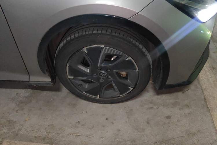 Used Toyota bZ3 2023 517 km Elite PRO Right Front Wheel Hub