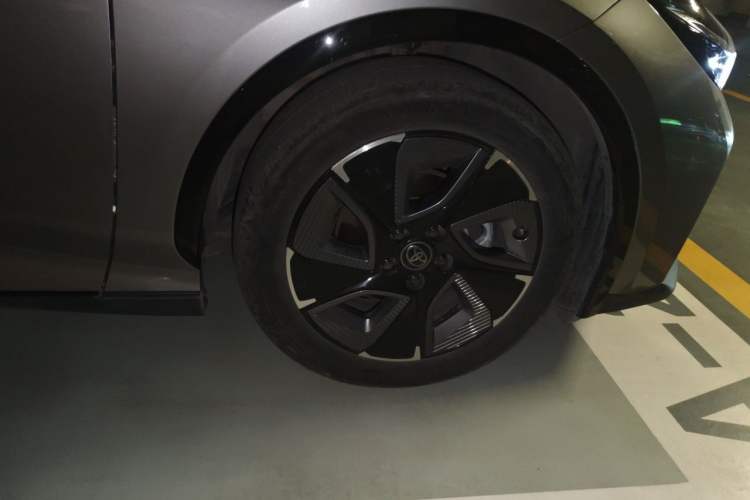 Used Toyota bZ3 2023 517 km Elite PRO Right Front Wheel Hub
