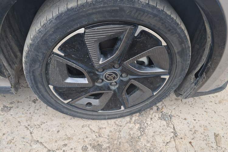 Used Toyota bZ3 2023 517 km Elite PRO Right Front Wheel Hub