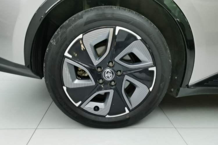 Used Toyota bZ3 2023 517 km Elite PRO Right Rear Wheel Hub