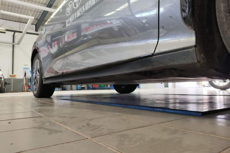 Used Toyota bZ3 2023 616 km Long-Range PRO Right Side Sill