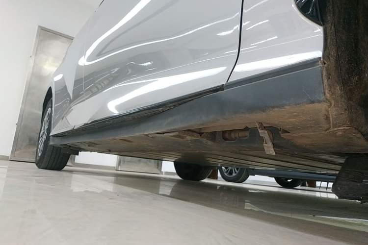 Used Toyota bZ3 2023 517 km Elite PRO Right Side Sill