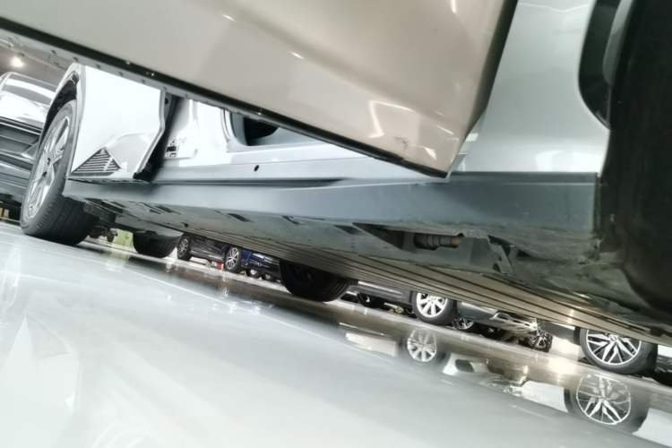 Used Toyota bZ3 2023 517 km Elite PRO Right Side Sill