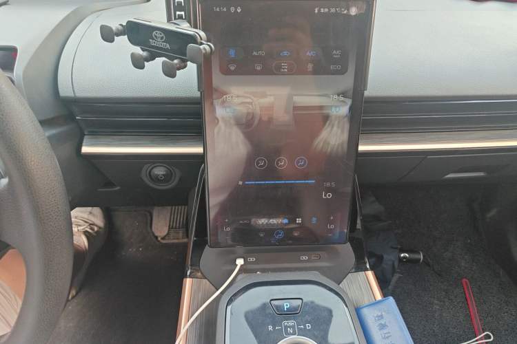 Used Toyota bZ3 2023 517 km Elite PRO Audio And AC Panel