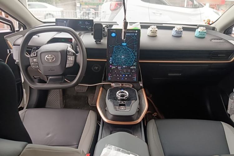Used Toyota bZ3 2023 517 km Elite PRO Center Console