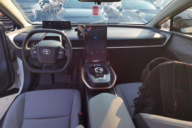Used Toyota bZ3 2023 517 km Elite PRO Center Console