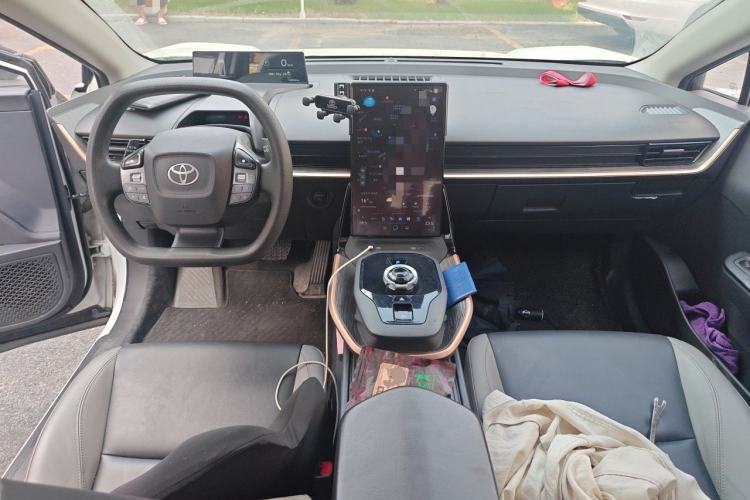 Used Toyota bZ3 2023 517 km Elite PRO Center Console
