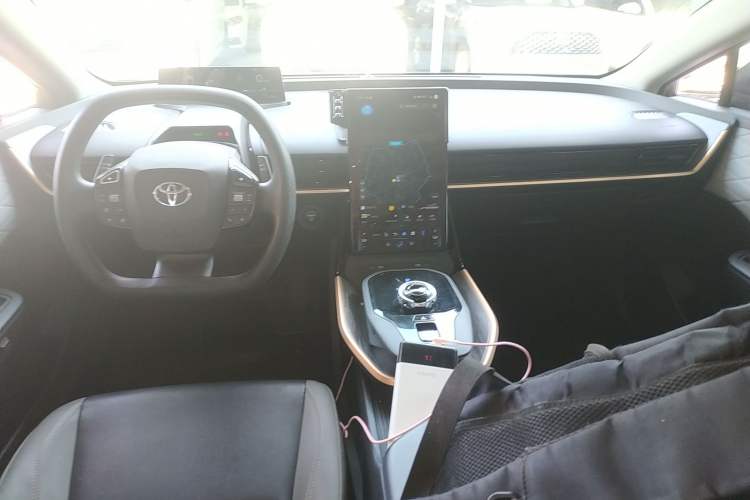 Used Toyota bZ3 2023 517 km Elite PRO Center Console