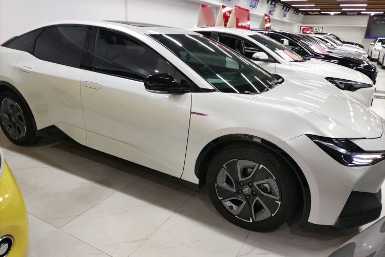 Used Toyota bZ3 2023 517 km Elite PRO Front Right 45 Deg