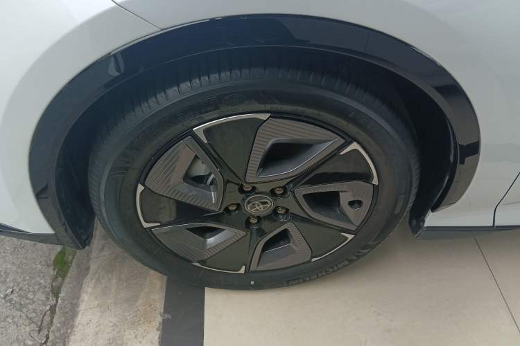 Used Toyota bZ3 2023 517 km Elite PRO Left Front Wheel Hub