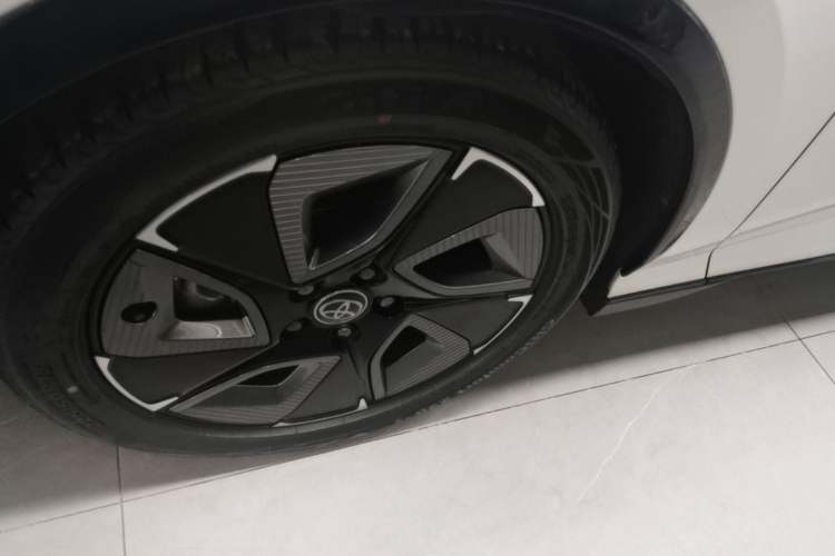 Used Toyota bZ3 2023 517 km Elite PRO Left Front Wheel Hub