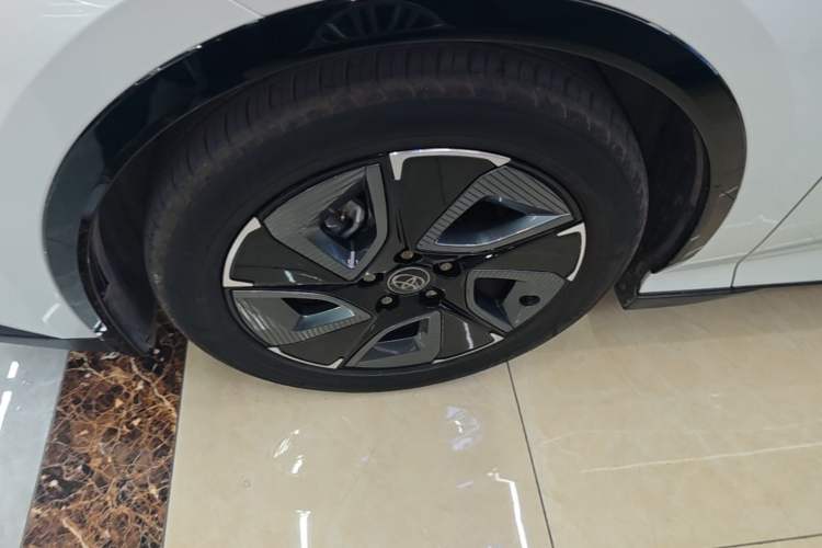 Used Toyota bZ3 2023 517 km Elite PRO Left Front Wheel Hub