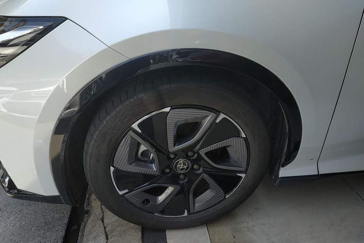 Used Toyota bZ3 2023 517 km Elite PRO Left Front Wheel Hub