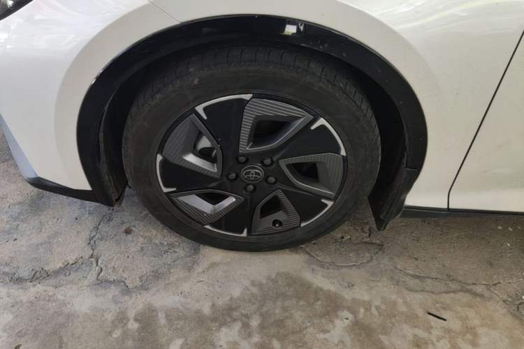 Used Toyota bZ3 2023 616 km Long-Range Premium Left Front Wheel Hub
