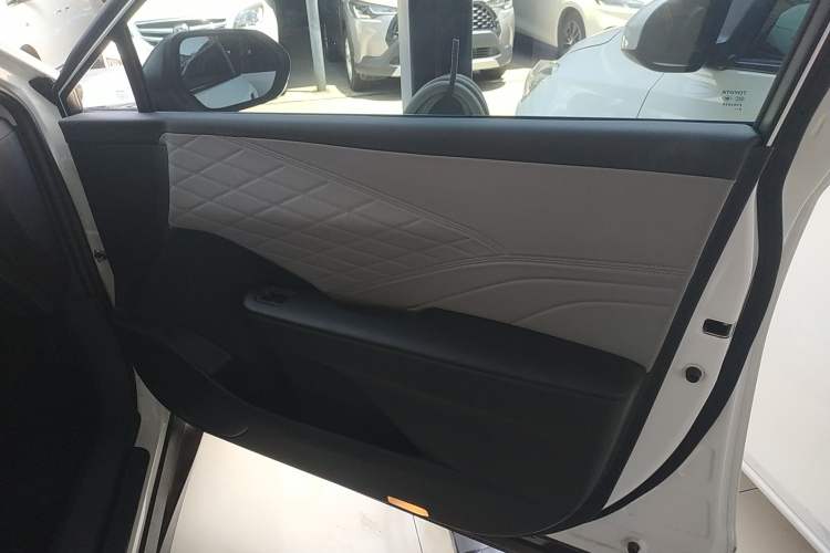 Used Toyota bZ3 2023 517 km Elite PRO Right Front Door Interior
