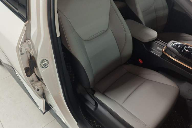 Used Toyota bZ3 2023 517 km Elite PRO Right Front Seat