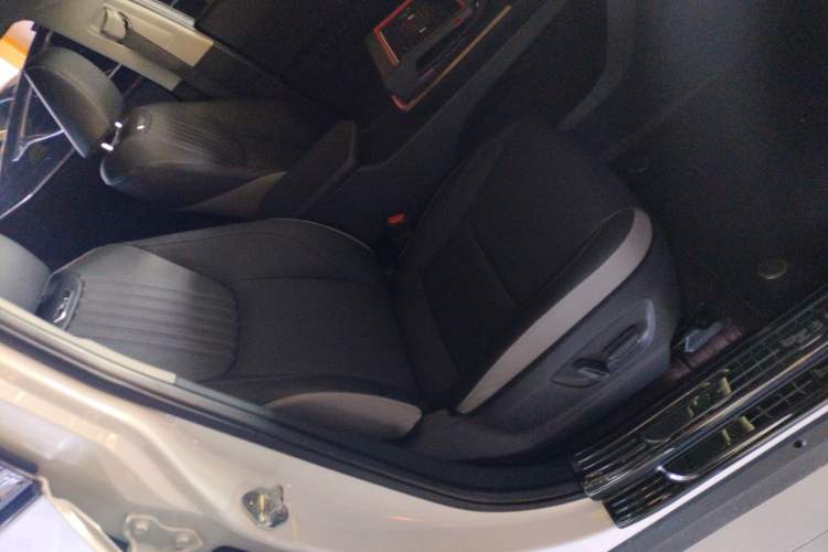 Used Toyota bZ3 2023 517 km Elite PRO Right Front Seat